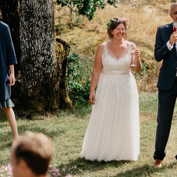 Wtoo by Watters Reagan Gown- size 12/14 Lace + Tulle floor-length Wedding Dress - Picture 9 of 9